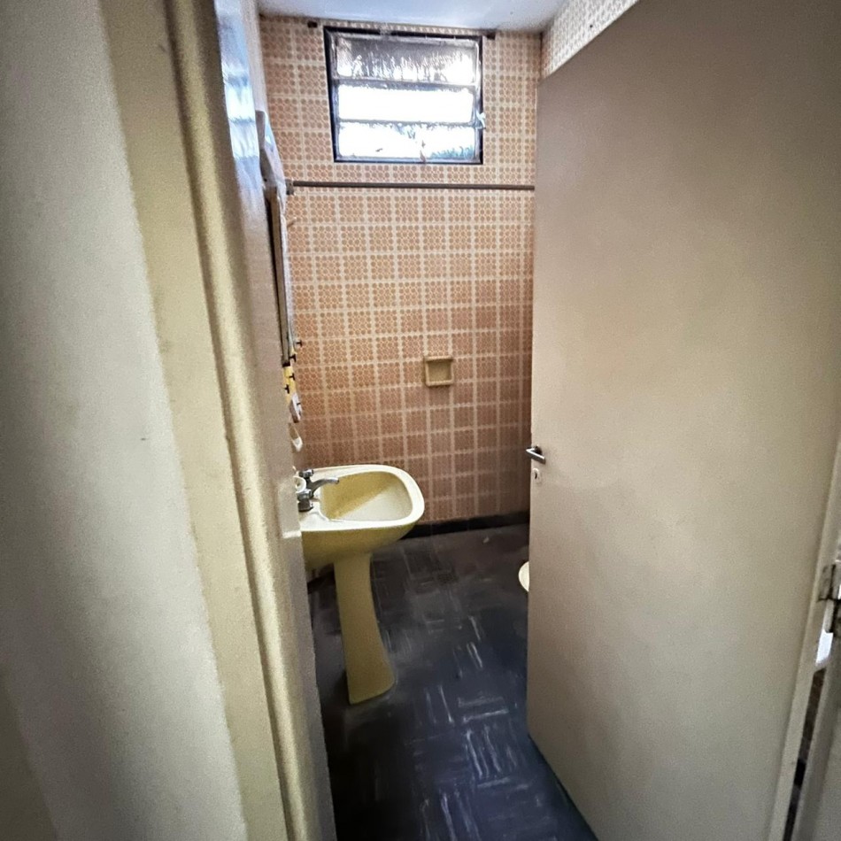 SE VENDE CASA CON LOCAL  -   BV. PELEGRINI 2214