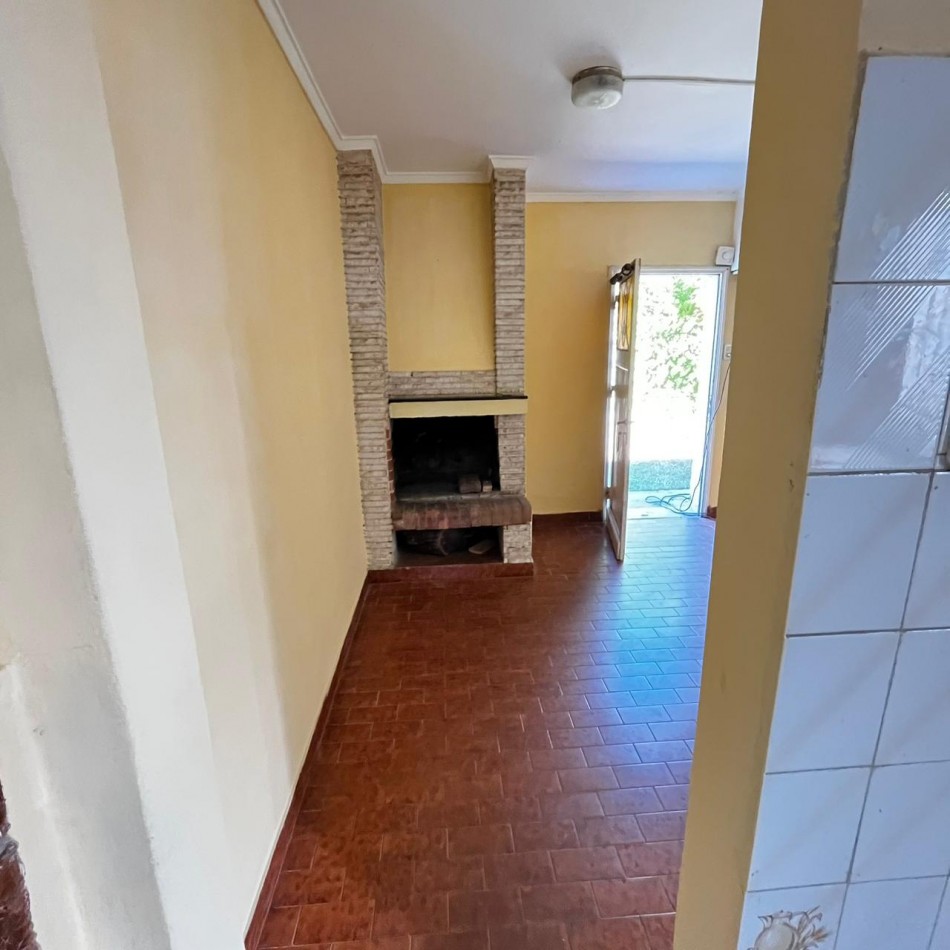 SE VENDE CASA CON LOCAL  -   BV. PELEGRINI 2214