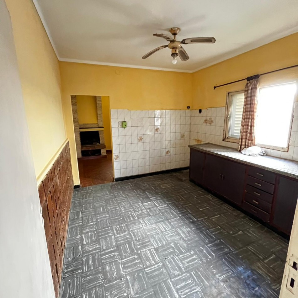 SE VENDE CASA CON LOCAL  -   BV. PELEGRINI 2214