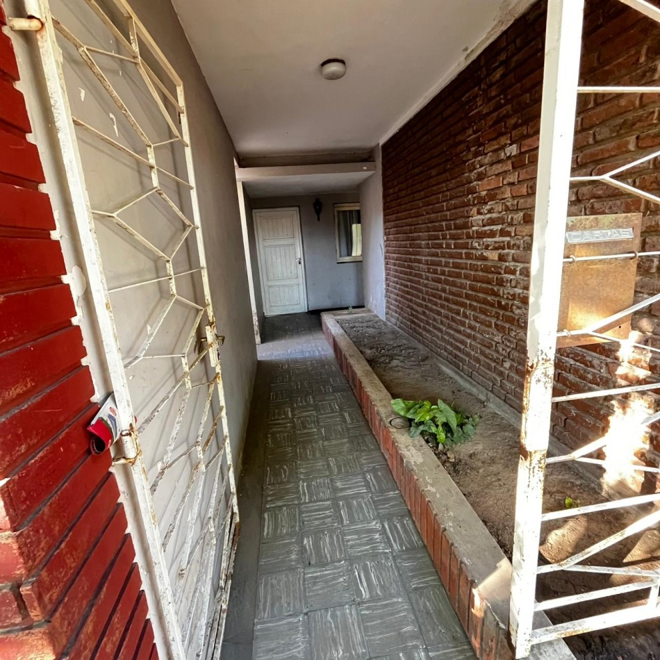 SE VENDE CASA CON LOCAL  -   BV. PELEGRINI 2214