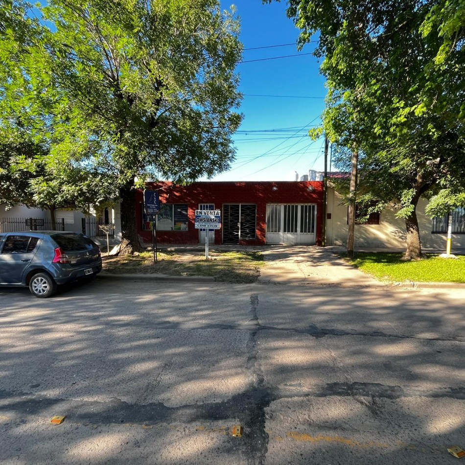 SE VENDE CASA CON LOCAL  -   BV. PELEGRINI 2214