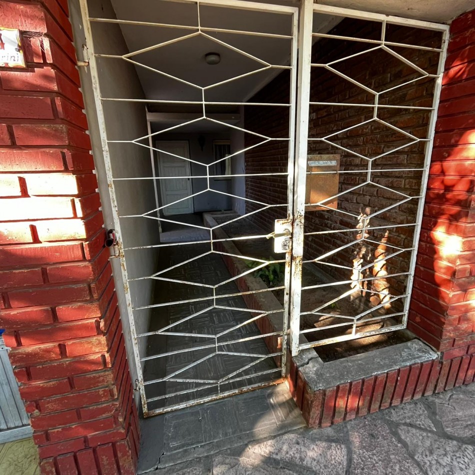 SE VENDE CASA CON LOCAL  -   BV. PELEGRINI 2214