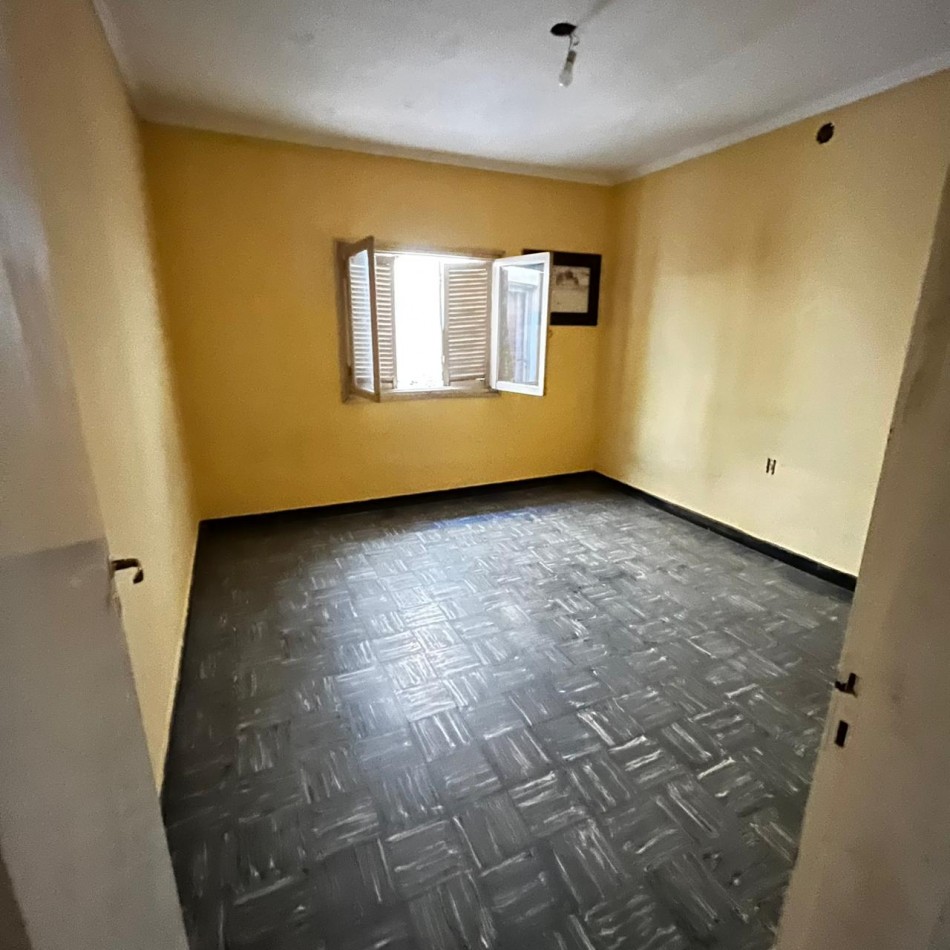 SE VENDE CASA CON LOCAL  -   BV. PELEGRINI 2214