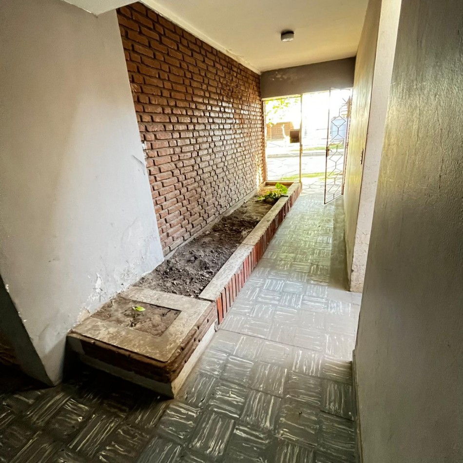 SE VENDE CASA CON LOCAL  -   BV. PELEGRINI 2214