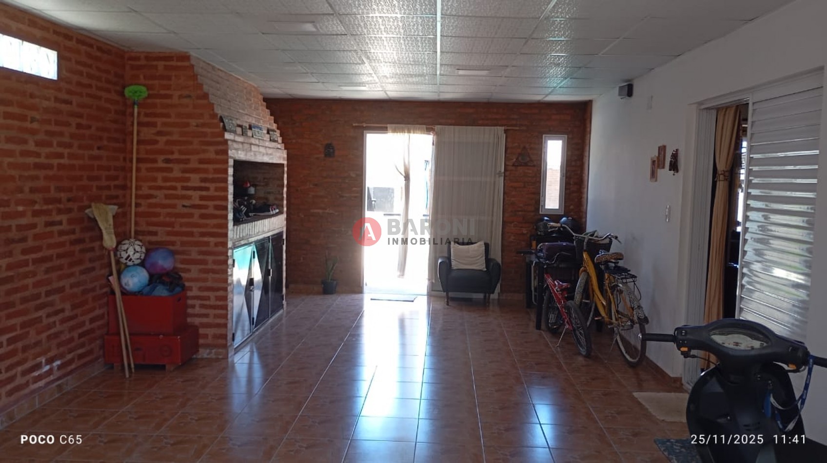 EN VENTA - CASA CON 3 DORMITORIOS 