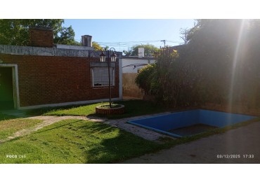 SE VENDE CASA CON LOCAL  -   BV. PELEGRINI 2214