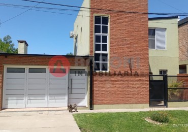 EN VENTA - CASA CON 3 DORMITORIOS 